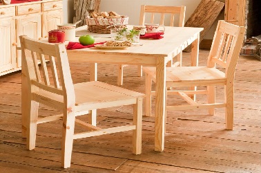 Authentique, cette petite table dans la cuisine n'encombre pas l'espace. Pratique pour aménager une petite cuisine familiale.