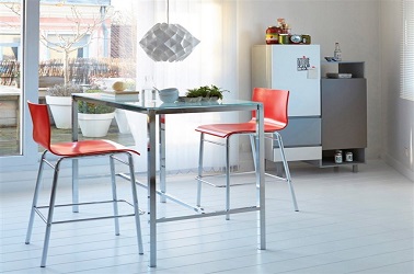 Une table haute et étroite pour optimiser la place dans la cuisine.