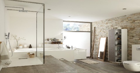 Une grande salle de bain design avec mur effet briques et grande douche italienne.