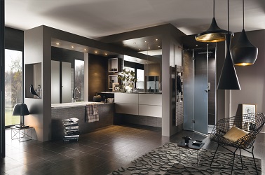 une salle de bain de star au design très bien pensé avec une douche et une baignoire.