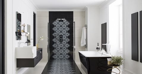 Une salle de bain noire et blanche design avec carrelage mosaïque formes géométriques et baignoire îlot.
