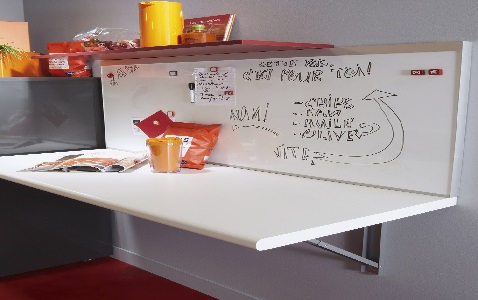 Une petite table qui se rabat dans une cuisine exiguë permet de gagner de la place en créant un coin repas.