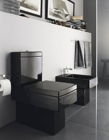 Un WC noir au design moderne Cette déco WC utilise le noir uniquement sur les sanitaires design et contemporains. Le blanc des murs et le carrelage gris mettent alors en valeur ces éléments.