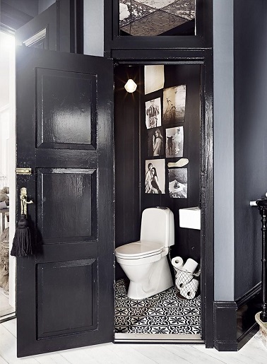 Dans un WC noir, les carreaux de ciment au sol ou sur les murs apportent au petit coin une touche vintage tendance. Une idée déco pour rendre les toilettes plus charmantes.