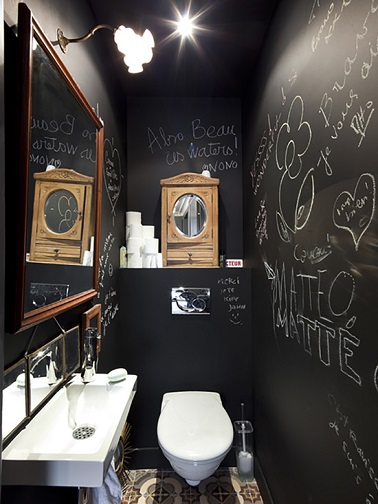 Grande tendance dans les WC, la peinture tableau noir personnalise la déco et permet de se laisser des mots à la craie. Une idée moderne pour relooker son petit coin !