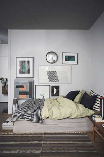 Gris perle, gris anthracite, deux couleurs élégantes et sereines dans une chambre parentale. du beige, taupe, une couleur lin renforcent l’aspect cosy d’une chambre grise.