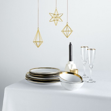Art de la table déco pour Noël chez Tati par Cristina Cordula Comme les invités, la table de Noël adopte un look élégant et chic avec de la vaisselle assiettes et flûtes de champagne dorées au design signé Cristina Cordula pour Tati.