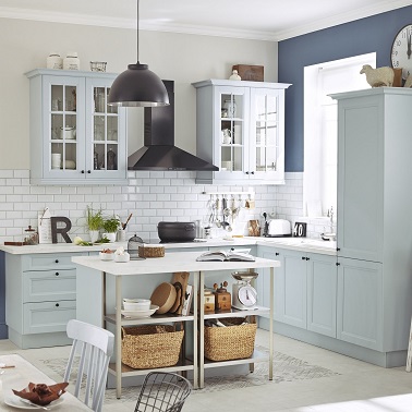 Authenticité dans cuisine américaine bleu Leroy Merlin Cette cuisine ultra lumineuse dite américaine est aménagée avec des meubles bleu clair. La desserte centrale crée une séparation dans cet espace ouvert sur le salon.