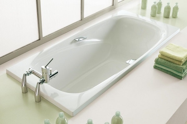Une mini baignoire encastrée pour une salle de bain toute petite.