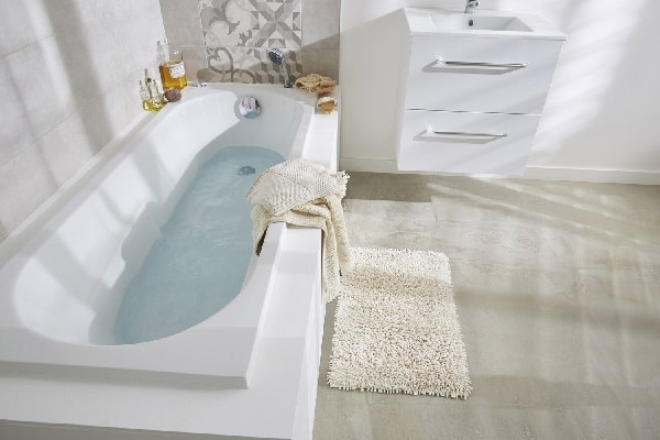 Une petite baignoire étroite pour aménager une salle de bain.