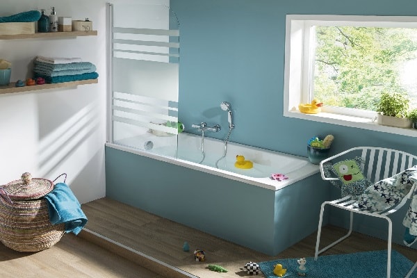 Une baignoire rectangulaire avec une paroi vitrée pour intégrer une douche.