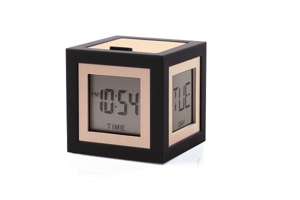 Un cadeau de Noël original pour connaître l'heure avec un réveil déco cubique noir et rose.