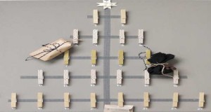Dans l’esprit déco Noël à fabriquer maison, Déco Cool a déniché un DIY Déco de calendrier de l’Avent en plein dans la tendance à réaliser facilement avec des pinces en bois et du masking tape