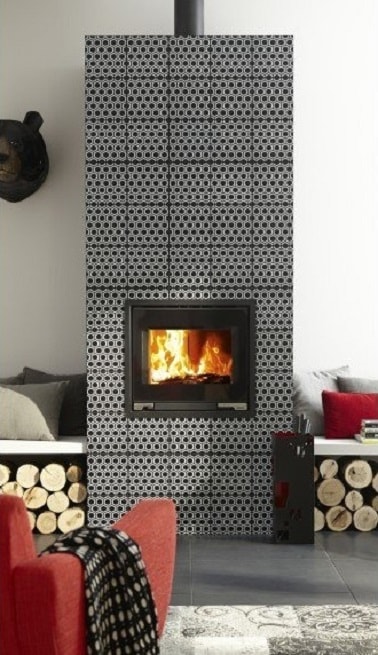 Des carreaux de ciment sur la cheminée du salon Leroy Merlin Des carreaux de ciment habillent le manteau de la cheminée du salon pour une déco moderne et vintage. Noir et blanc avec des pois, voilà un effet trompe l’œil charmant.
