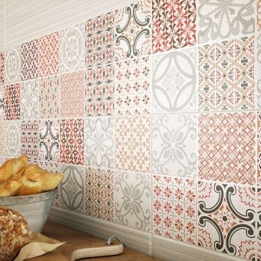 Des carreaux de ciment en crédence Eiffel Art Construction Cette crédence de cuisine unique est décorée de carreaux de ciment colorés rouges. Résistant, ces carreaux authentiques apportent du charme à la déco de cuisine.