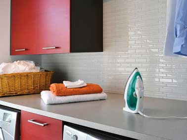 Bel effet déco dans une cuisine rouge avec un carrelage adhésif blanc posé en crédence. Réf : Infinity Blanco dalle de 20x24cm prix 6.60 € Smart Tiles