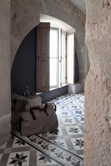 carreaux de ciment au sol dans le salon Carodeco Pour donner du cachet à une pièce, des carreaux de ciment aux motifs rétro posés au sol ça met en valeur les meubles et éléments nobles de la déco.