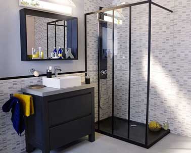 Dans une petite salle de bain, du carrelage gris clair mixé à du blanc autour du plan vasque et sur les mur de la douche italienne