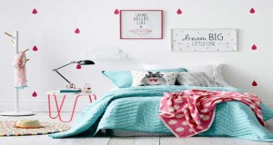 La chambre d’ado se meuble et se décore dans un style qui colle aux goûts de la jeune fille. Couleur, meubles, lit, Déco Cool vous inspire des idées déco chambre d’ado tendance pour votre fille.