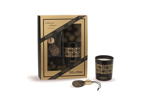 Un coffret cadeau de Noël avec des bougies parfumées déco.
