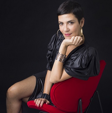 Collection déco de Noël par Cristina Cordula pour Tati Cristina Cordula, conseillère en image et styliste phare de l'émission les reines du shopping, signe avec Tati une collection capsule de déco de Noël chic et glamour.