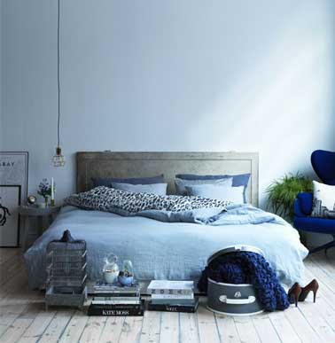 Le bleu, qu'il soit indigo, pétrole, marine dans la chambre est reconnu comme une couleur favorisant l'évasion et les doux rêves. Dans une chambre d'adulte un bleu associé à une ou plusieurs couleurs de gris est du meilleur effet déco 