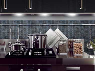 crédence cuisine en carrelage adhésif Muretto Nero Look d'enfer sur la crédence de cuisine avec des carreaux adhésifs style New York vendu en dalle de 26x24cm à associer avec barre inox dans une cuisine industrielle