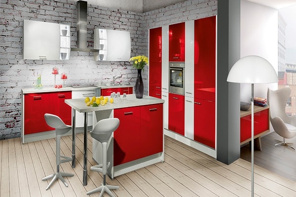 Une cuisine rouge dans un coin c'est moderne et c'est top pour une belle cuisine ouverte.