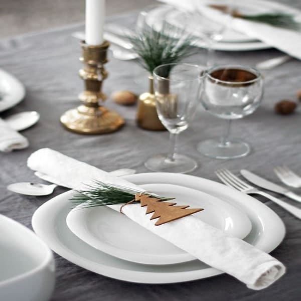 Un porte serviette à faire soi même avec décor sapin en papier kraft et un brin de sapin vert.
