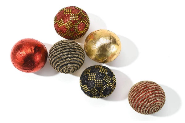 Des boules de Noël avec des clous dorés hyper tendances.