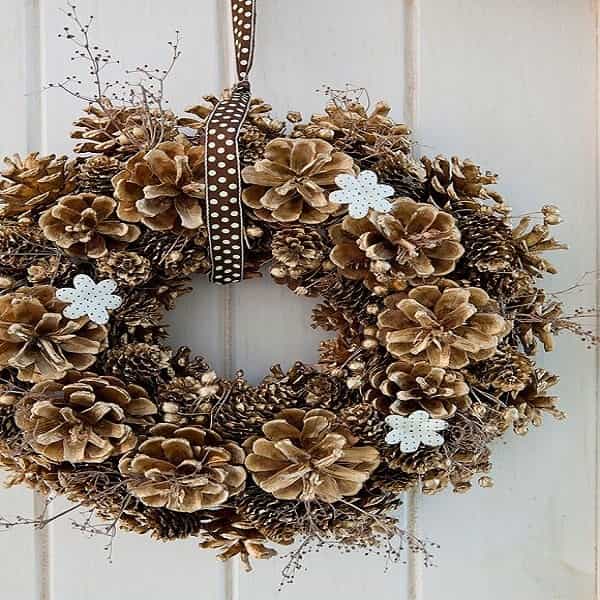 Faire une couleur nature avec des pommes de pin et des branchages d'arbre d'hiver pour une déco de Noël traditionnelle à faire en famille.