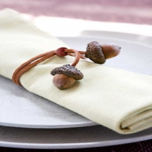 Un lacet avec des petits glands comme porte serviette en déco de table de Noël.