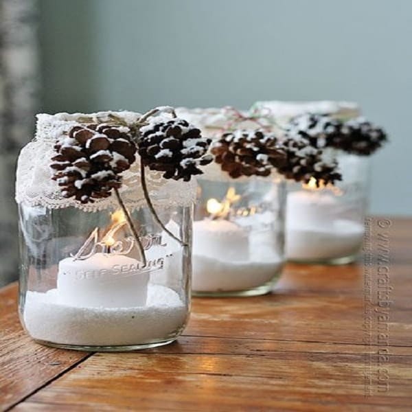 Des pots en verre récupérés pour faire des photophores uniques pour Noël.