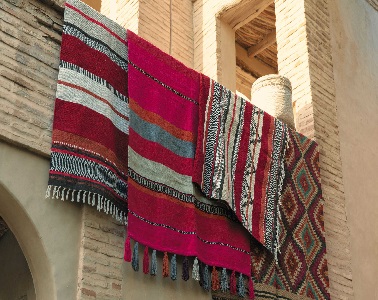 Poser un tapis dans un salon ou une chambre ça apporte une déco unique et un confort sans pareil. En laine, coton, jute, tissé ou tressé, un tapis c'est toujours cool !  