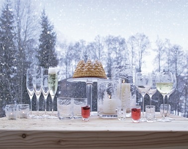 Un cadeau de Noël déco est idéal pour être sûrs de ne pas se tromper. Un service de verres gravés ou des coussins voici 20 idées cadeaux déco pour faire plaisir à Noël.