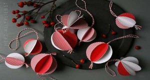 Pour une décoration de Noël originale Déco Cool vous propose un DIY déco pour fabriquer des boules de Noël rouges et blanches en carton pour décorer le sapin ou la table de Noël.