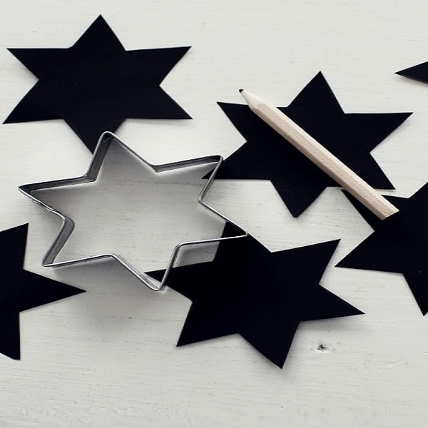 Un emporte pièce en forme d'étoile est utile pour dessiner et découper des étoiles dans tous types de papier.