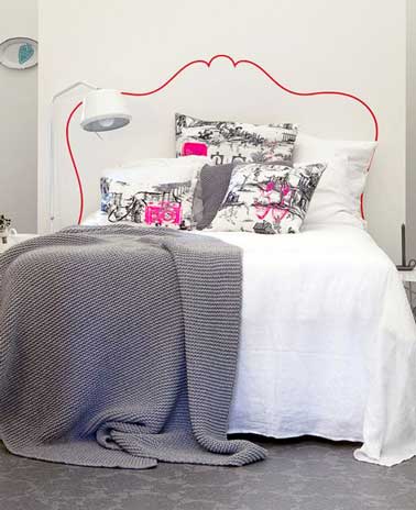 Légère et déco dans une chambre féminine, une tête de lit faite au crayon rouge dessinée sur un mur blanc