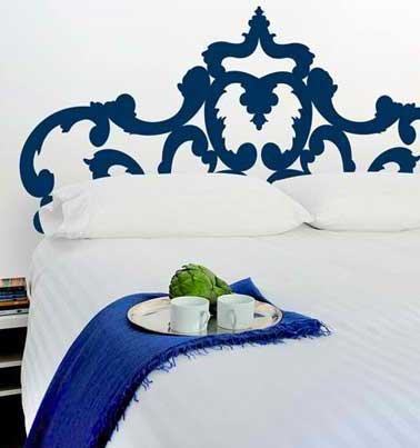 Jolie tête de lit avec un stickers géant bleu version tête de lit Louis XV