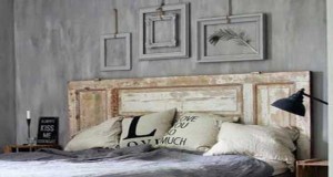 En bois, peinte avec du papier peint, une porte de récup... Les idées coups de coeur de Déco Cool pour fabriquer une tête de lit avec des solutions pas chères