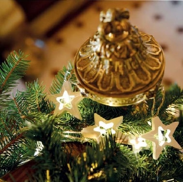 Les étoiles traditionnelles de Noël ornent joliment cette guirlande lumineuse à LED qui consomme très peu et illumine comme il se doit le sapin ou la déco de la maison.
