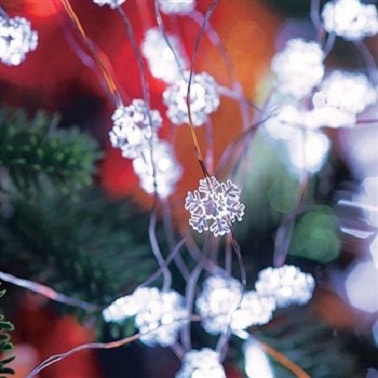 Cette guirlande de Noël lumineuse avec petits flocons est discrète quand il s'agit de parfaire une déco de Noël déjà bien chargée ou de réaliser une déco minimaliste.
