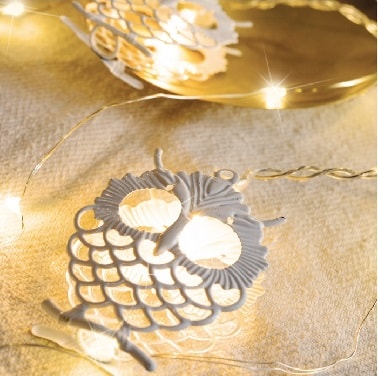 Une guirlande lumineuse de Noël avec une chouette Blachère Pour une déco de Noël originale dans la maison à l'approche des fêtes, cette guirlande lumineuse blanche qui a un hiboux comme seule déco est une décoration hors du commun.