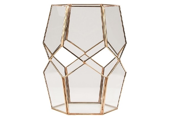 Une lanterne en acier et verre pour un style déco chic dans la maison.