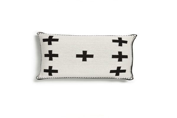 Une idée cadeau de Noël coussin avec des croix cousues en noir sur blanc.
