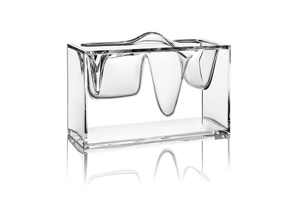Un organisateur de bureau transparent comme un bloc de glace transparent.