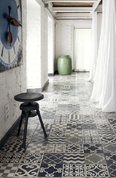 Sol entrée en carreaux de ciment par Carocim Des carreaux de ciment posés en patchwork au sol dans une entrée permettent de dynamiser la déco et d'apporter un charme rétro tendance à l'espace. On adore !