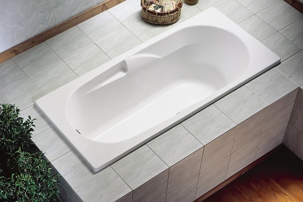 Une baignoire encastrée qui ne prend pas de place.