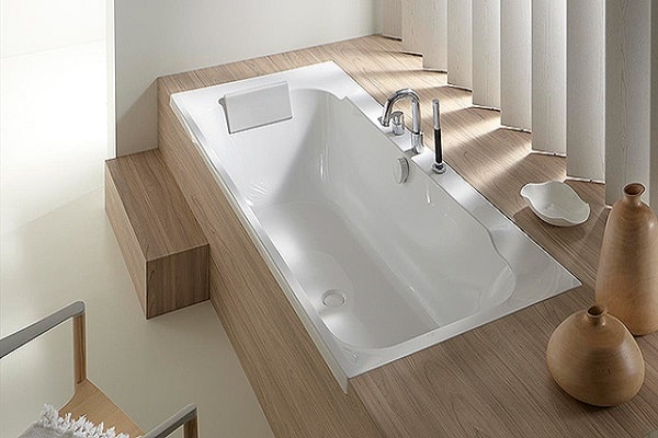 Un aménagement gaun de place avec une baignoire encastrée.