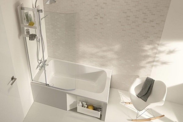 Un toute petite baignoire rectangulaire avec une partie douche.